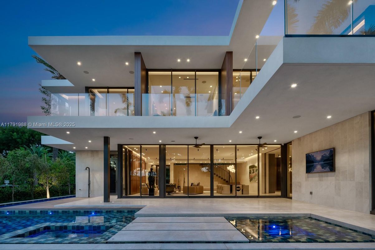 Exterior, Facade, Pool, Modern