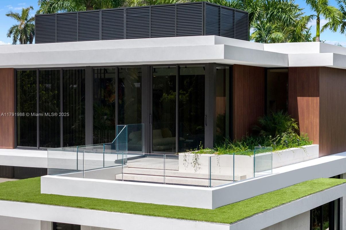 Exterior, Facade, Modern