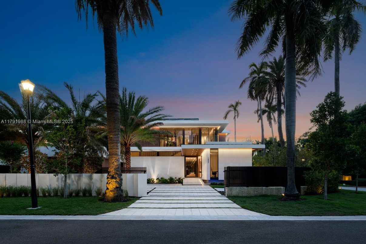 Exterior, Facade, Modern