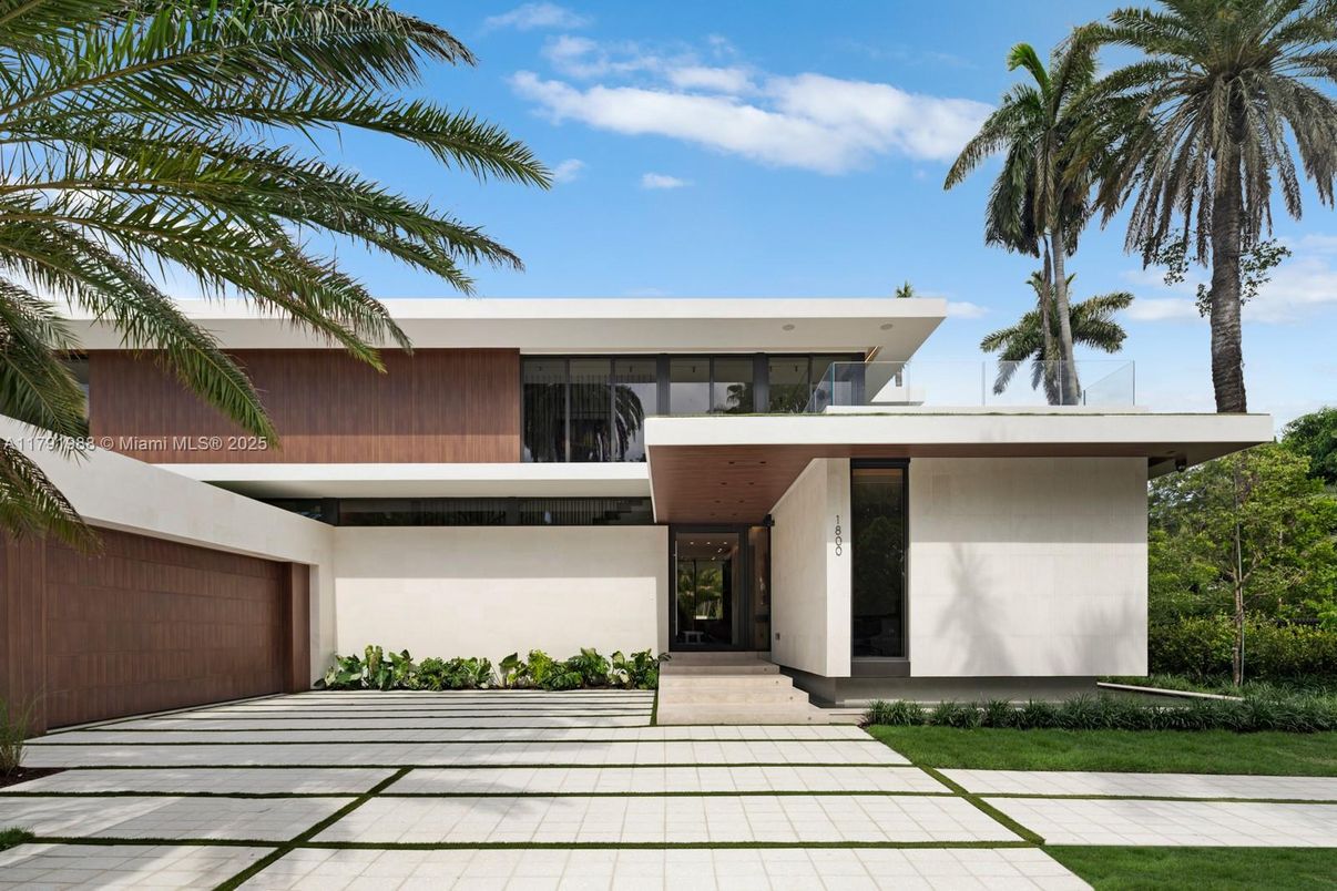 Attached, Backyard, Exterior, Facade, Modern