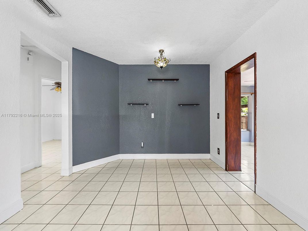 Empty room, Interior