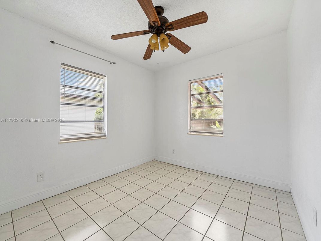 Empty room, Interior