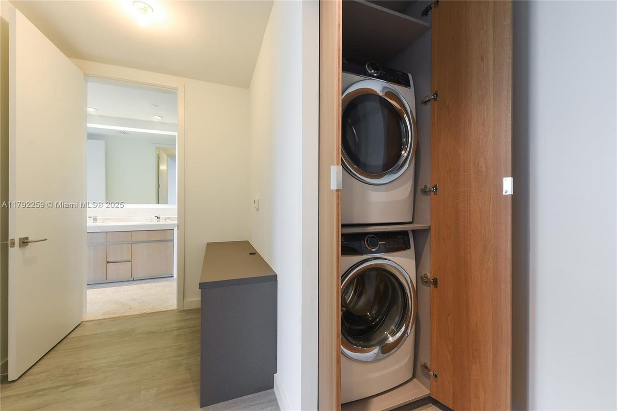 Interior, Utility Closets, Washer, Wood Texture Flooring