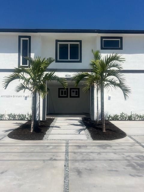 Exterior, Facade, Ranch