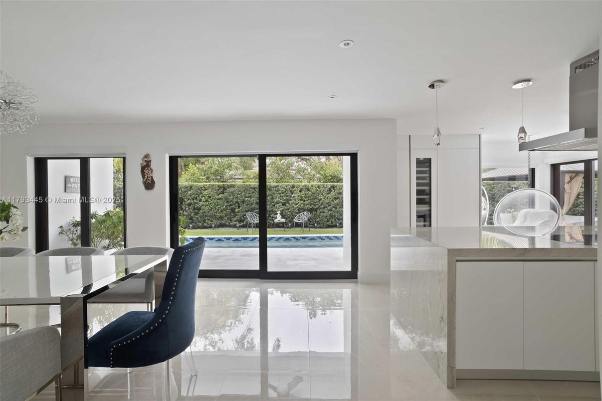 Dining room, Interior, Pendant Lights, Recessed Lighting