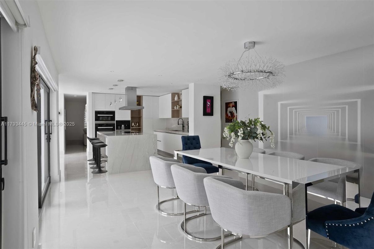 Chandelier, Dining room, Interior, Kitchen, Stainless Steel Appliances