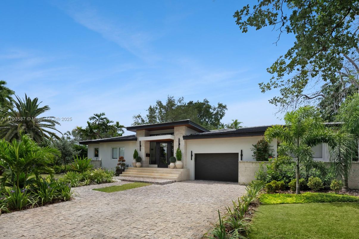 Attached, Backyard, Exterior, Facade, Modern