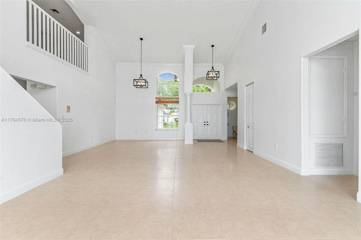 Empty room, Interior, Pendant Lights