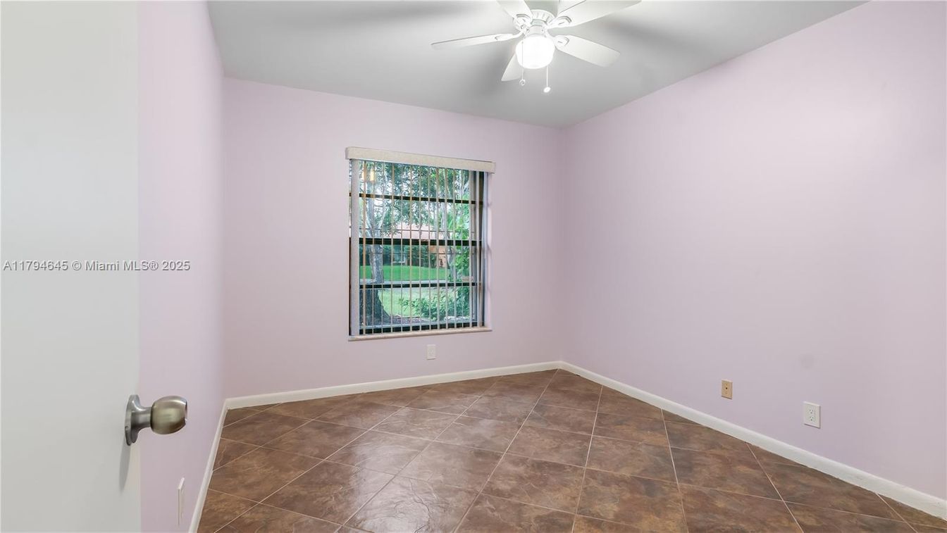 Empty room, Interior