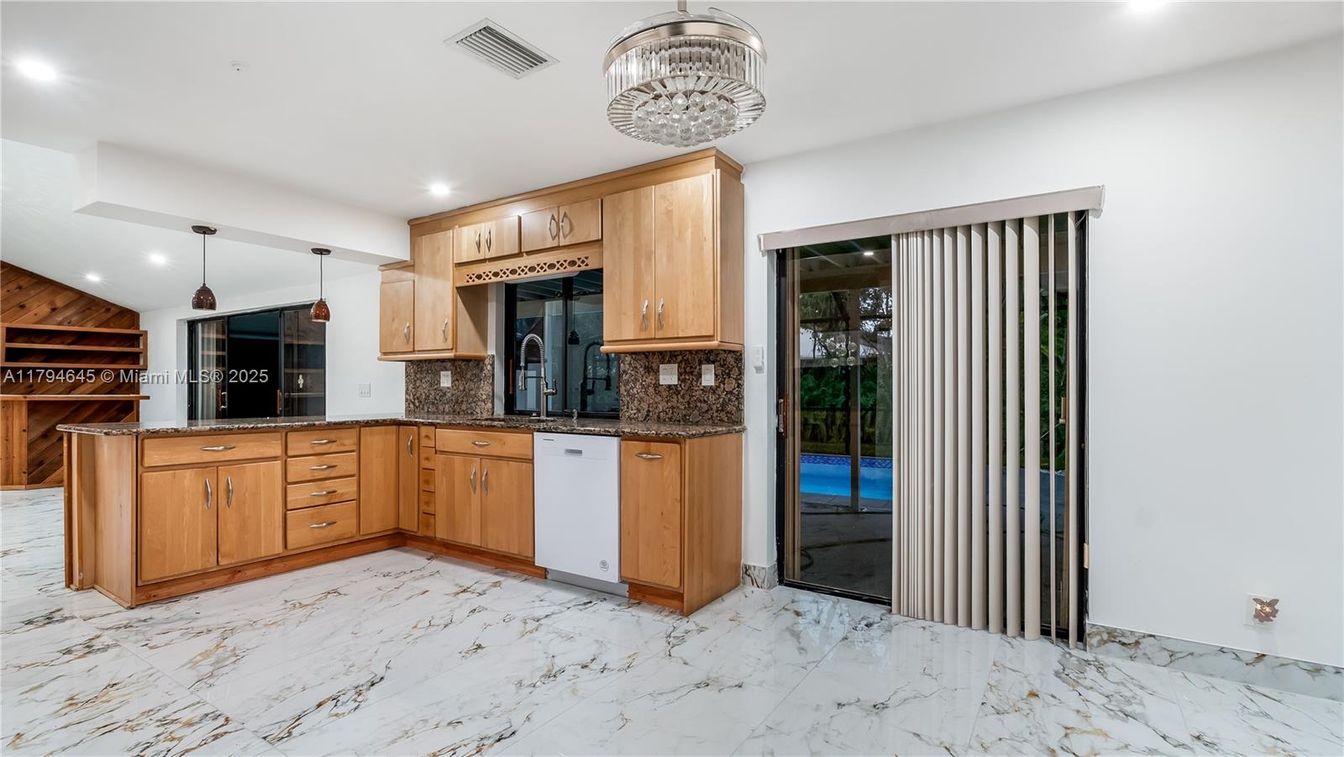 Chandelier, Interior, Kitchen, Marble, Pendant Lights, Recessed Lighting