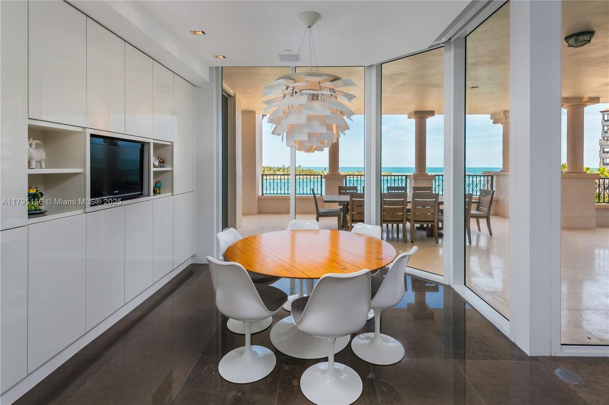 Dining room, Interior, Pendant Lights, Recessed Lighting, Water