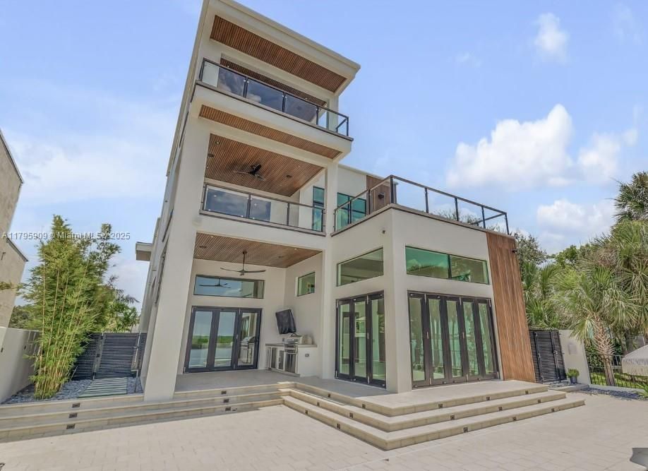 Exterior, Facade, Modern