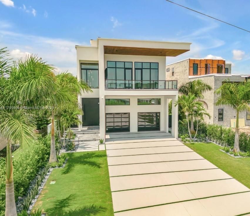 Attached, Backyard, Exterior, Facade, Modern