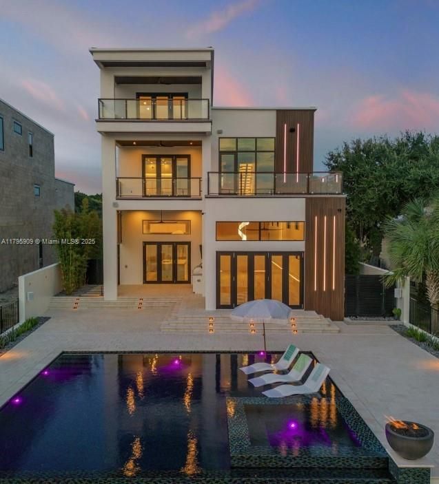 Exterior, Facade, Pool, Modern