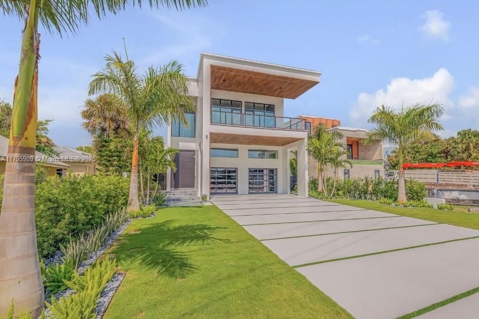Attached, Backyard, Exterior, Facade, Modern