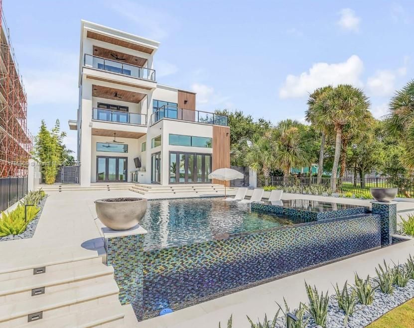 Exterior, Facade, Pool, Modern