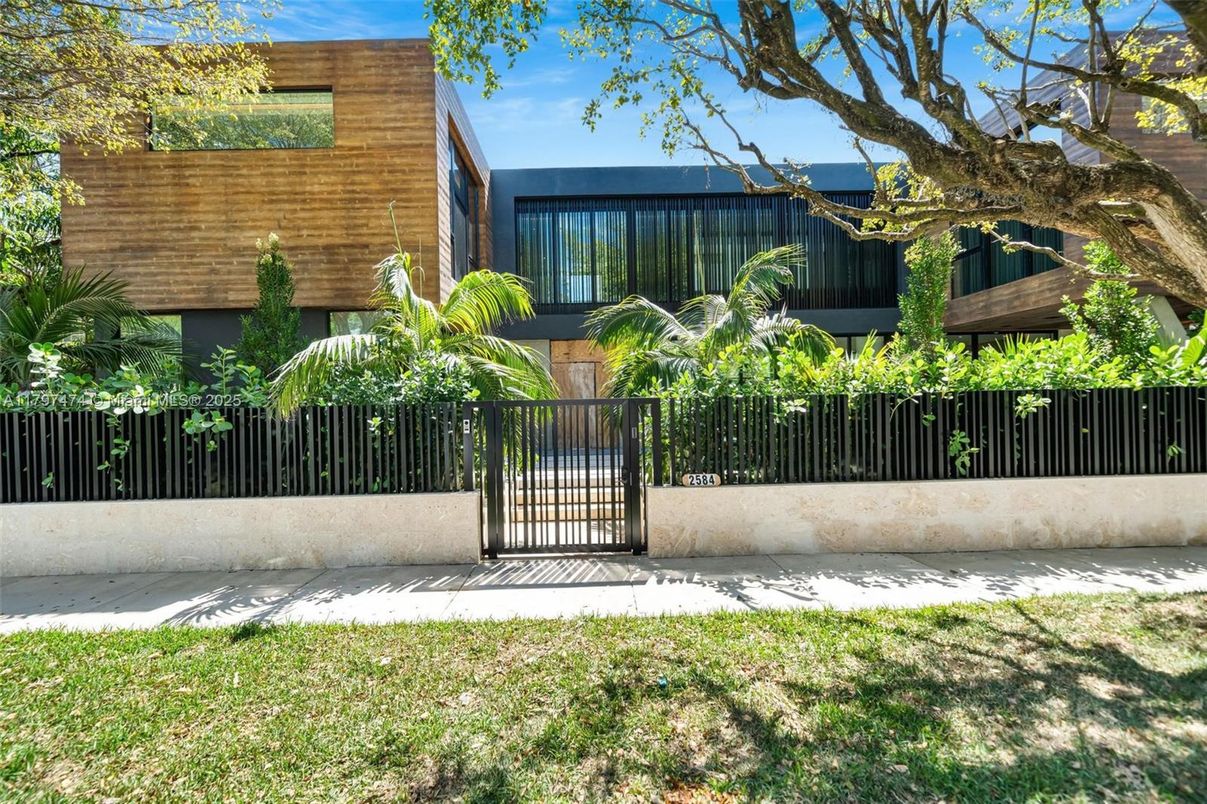 Exterior, Facade, Modern
