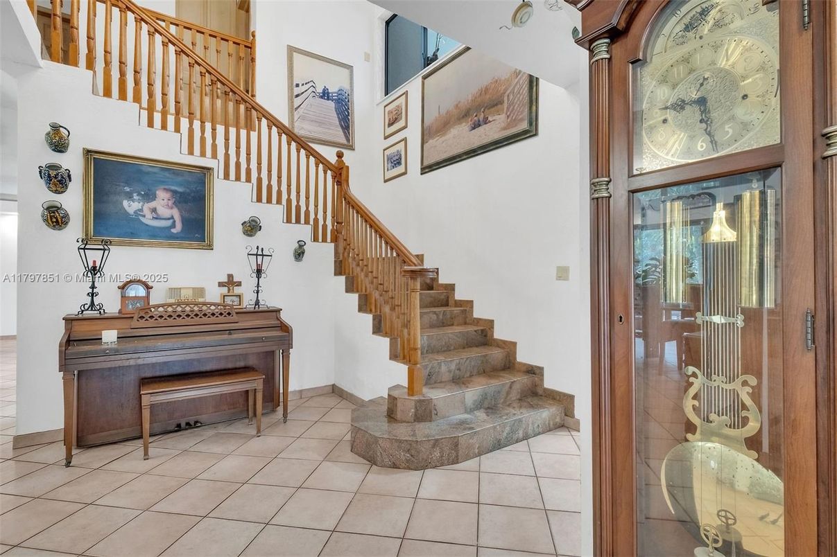 Interior, Piano