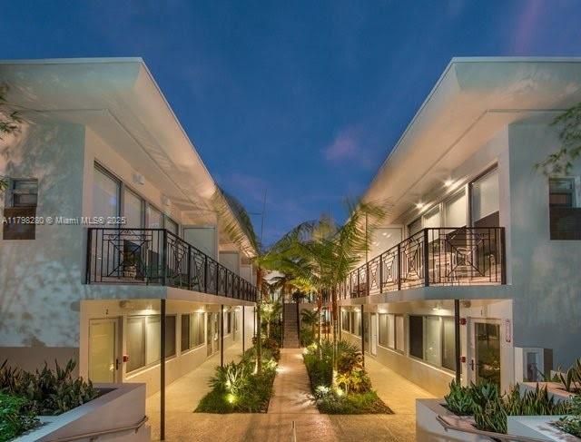 Exterior, Facade, Modern