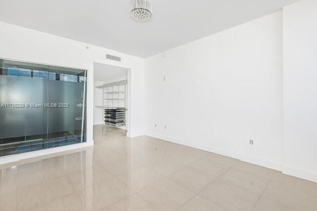 Empty room, Interior