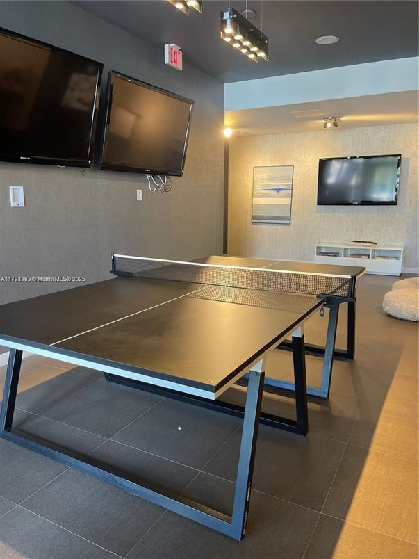 Game Room, Interior