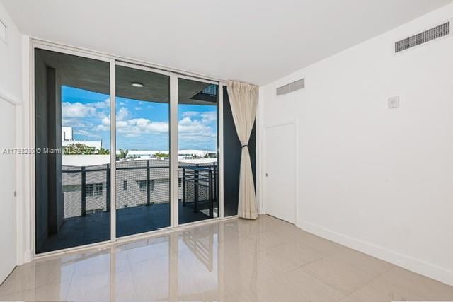 Empty room, Interior, Water