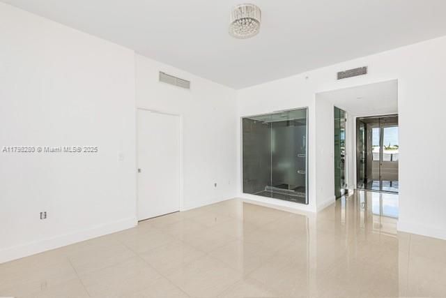 Empty room, Interior