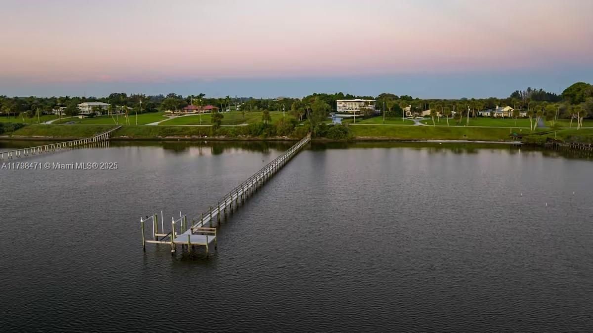 Exterior, Lake