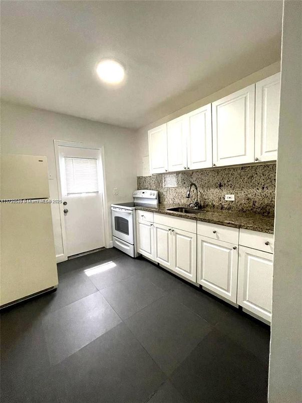 Interior, Kitchen, Recessed Lighting, Washer