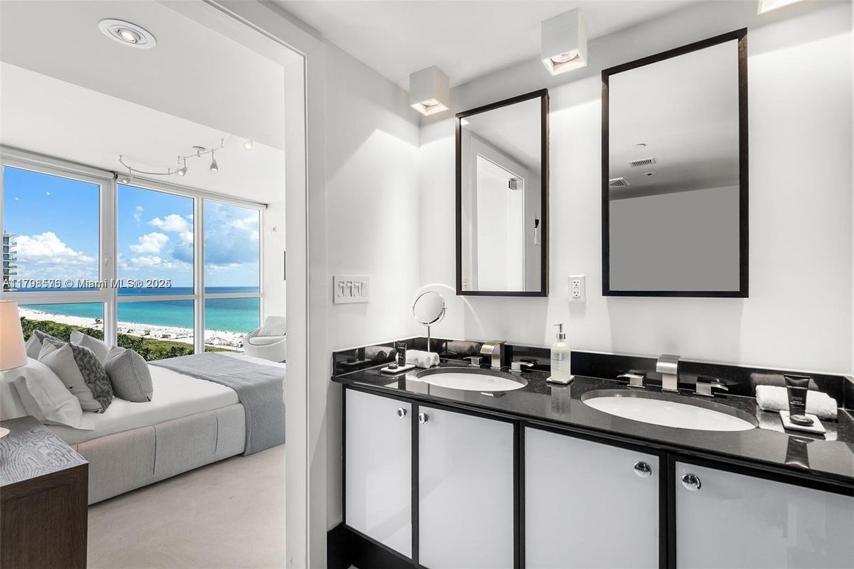 Bathroom, Dual Sink Vanities, Interior, Recessed Lighting, Water