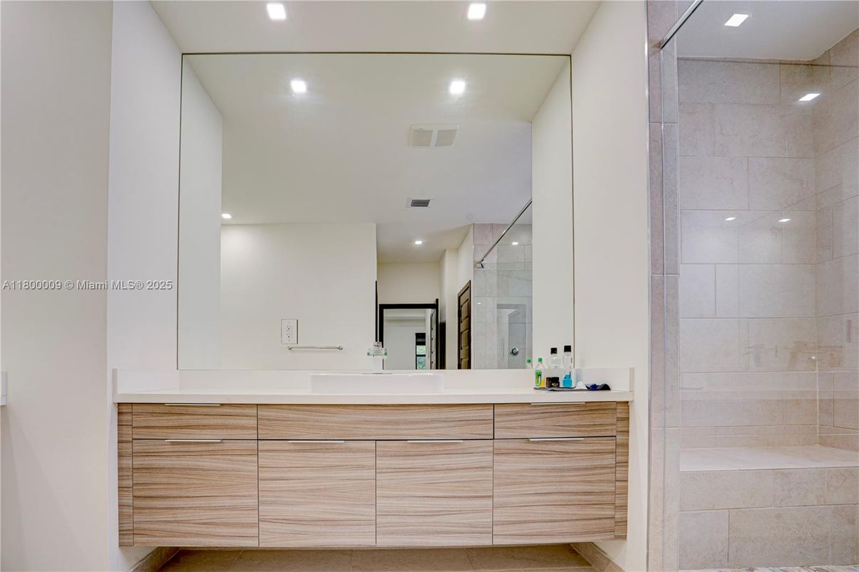 Bathroom, Dual Sink Vanities, Interior, Recessed Lighting