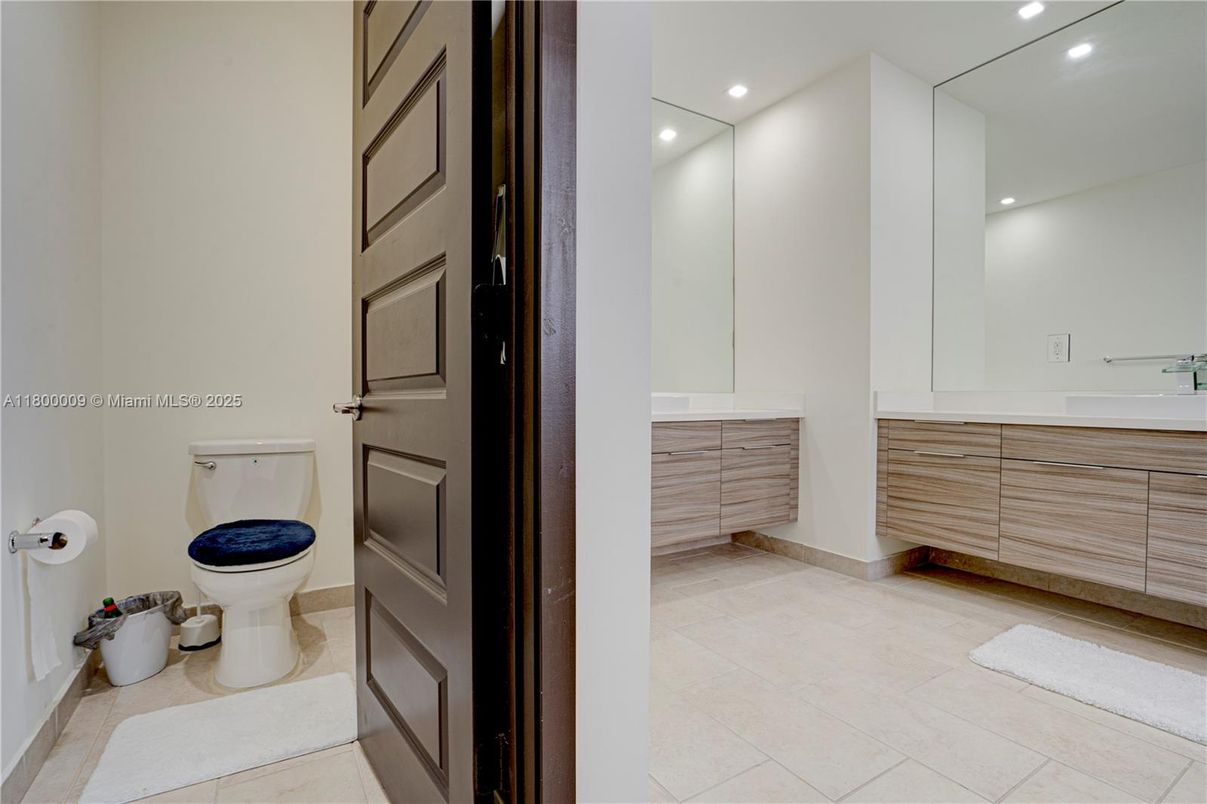 Bathroom, Interior, Recessed Lighting