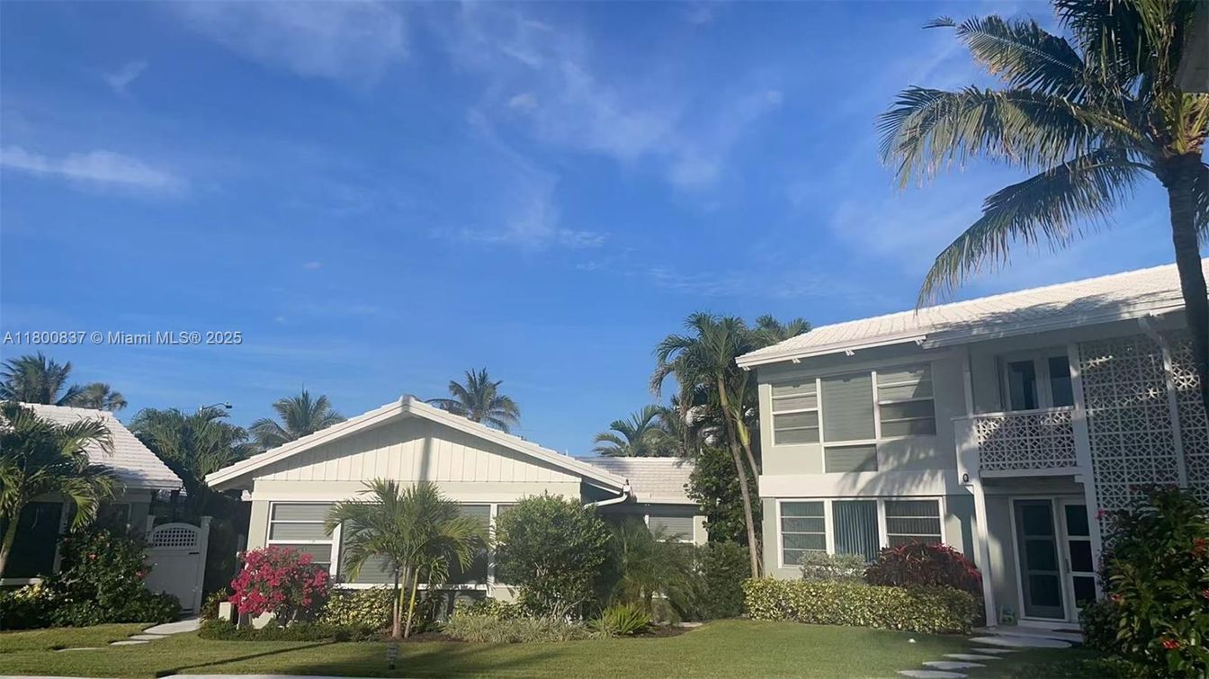 Exterior, Facade, Ranch