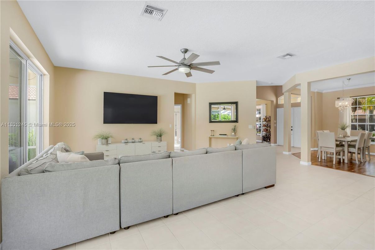 Chandelier, Dining room, Interior, Living room