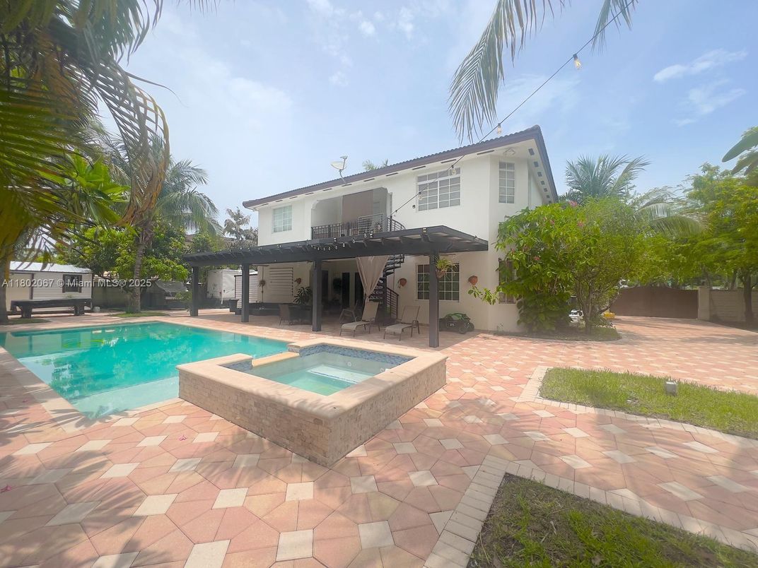 Exterior, Pool