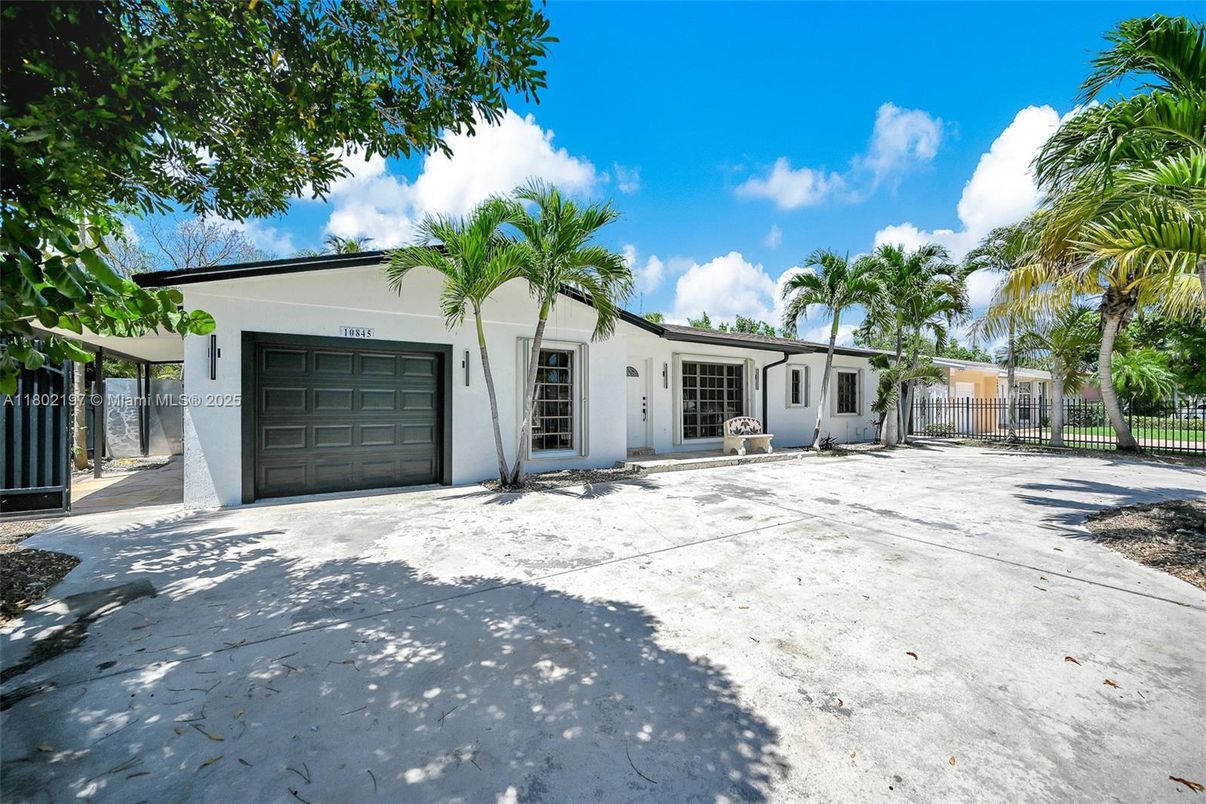 Attached, Exterior, Facade, Ranch
