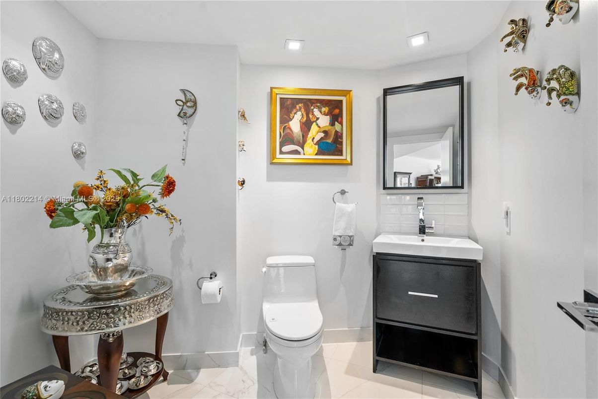 Bathroom, Interior, Marble, Recessed Lighting