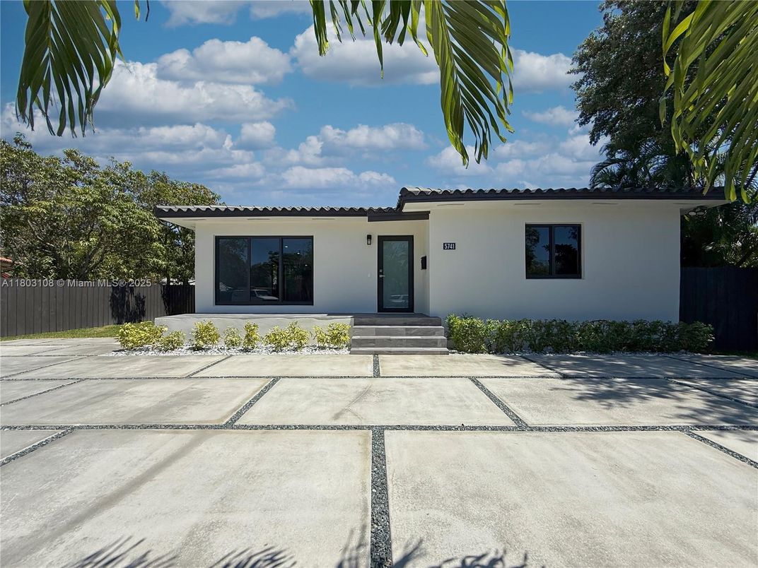 Exterior, Facade, Ranch