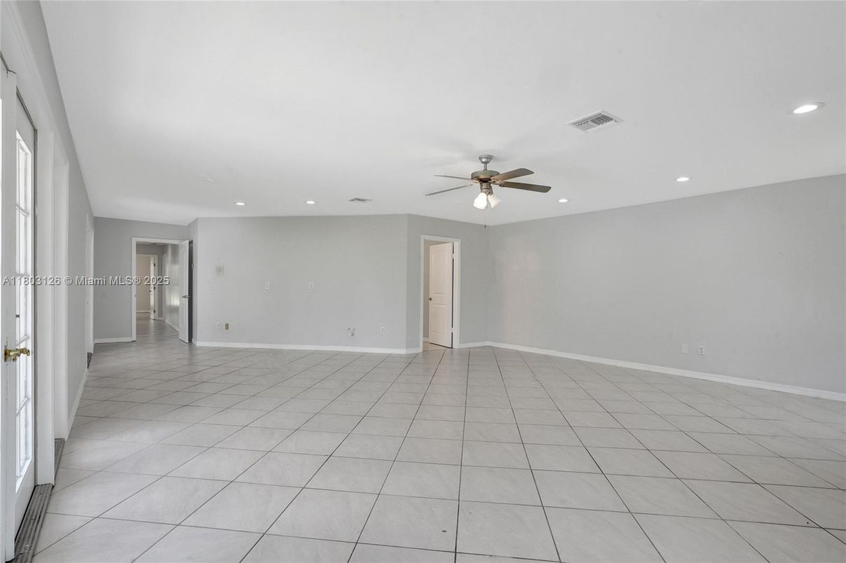 Empty room, Interior, Recessed Lighting