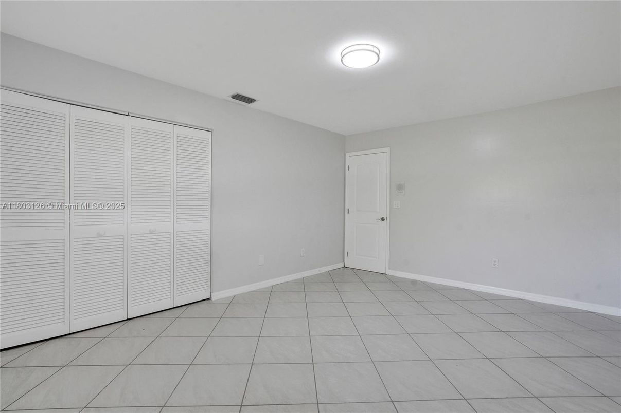 Empty room, Interior
