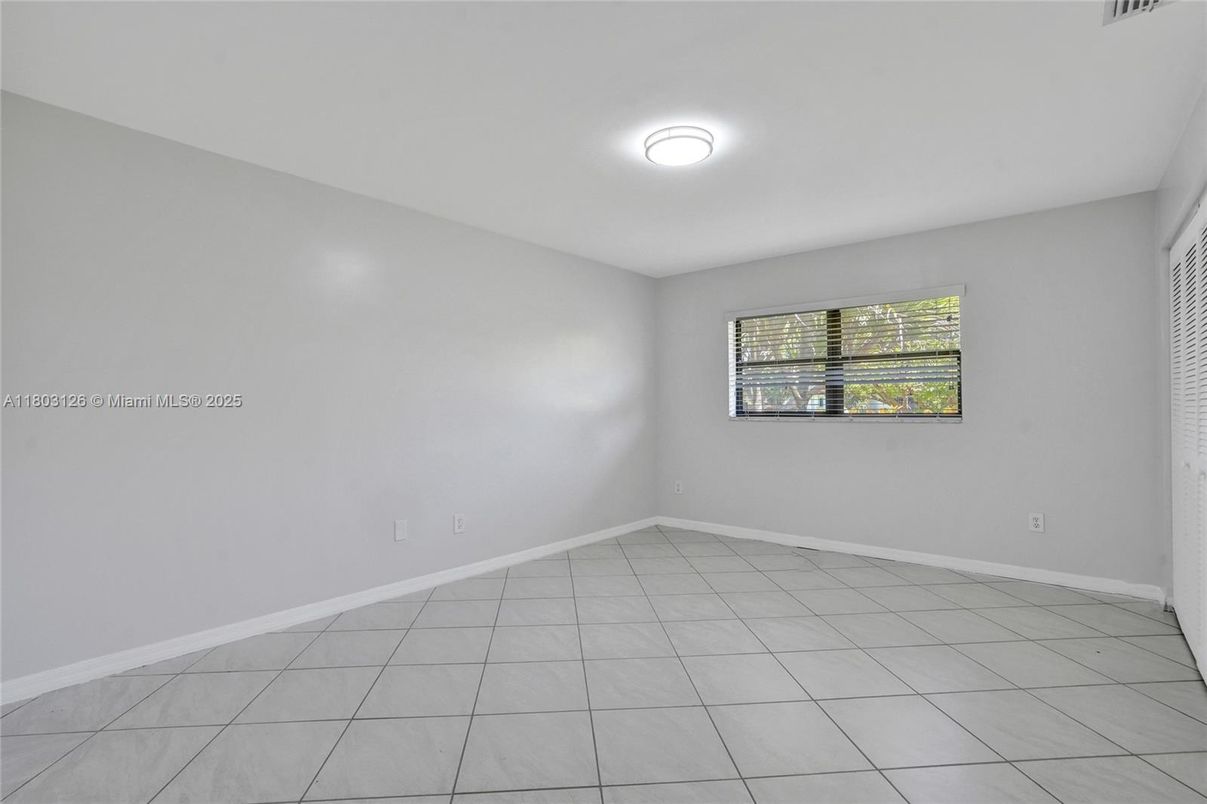 Empty room, Interior
