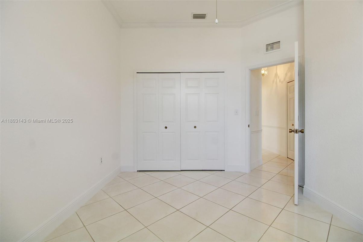 Empty room, Interior