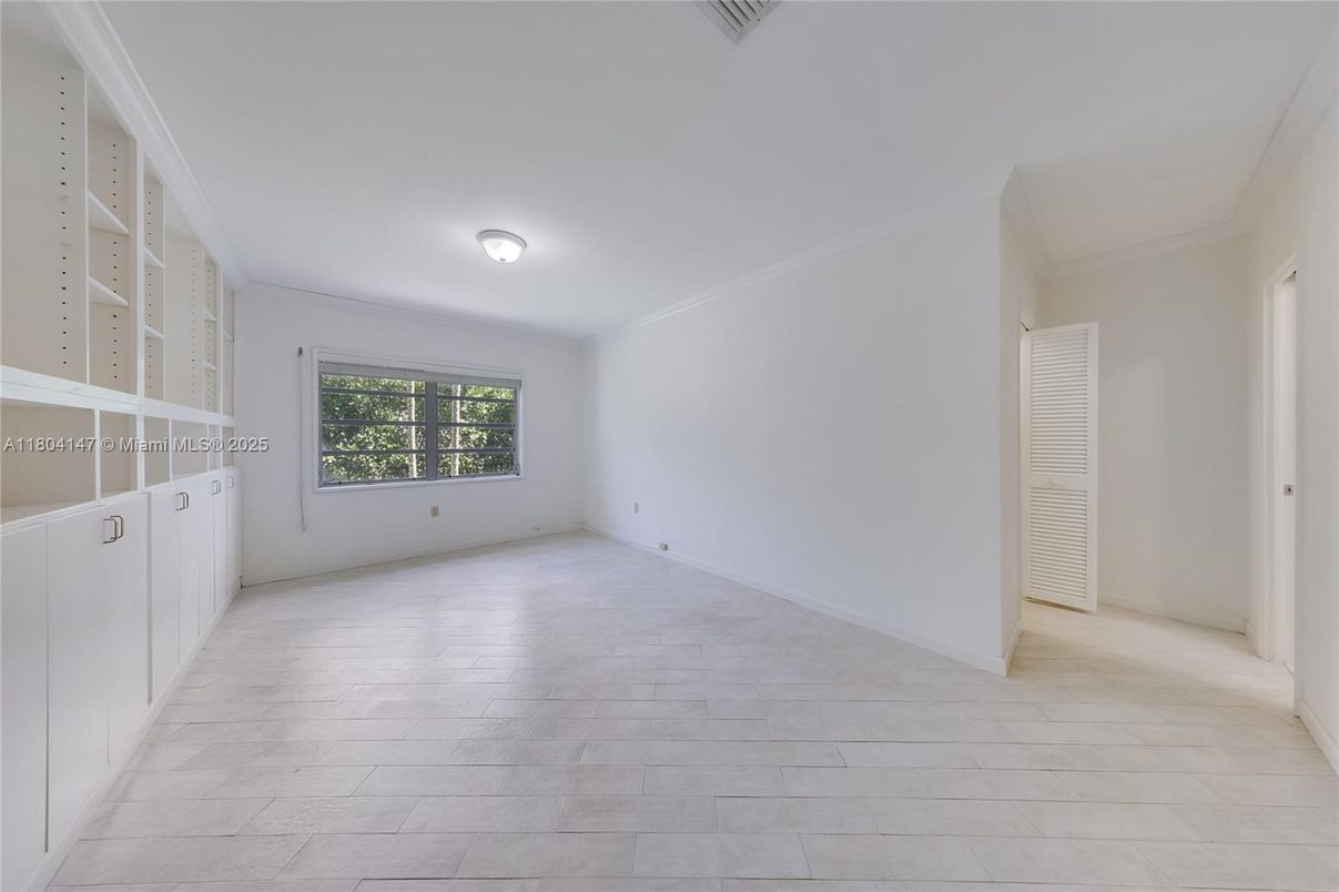 Empty room, Interior