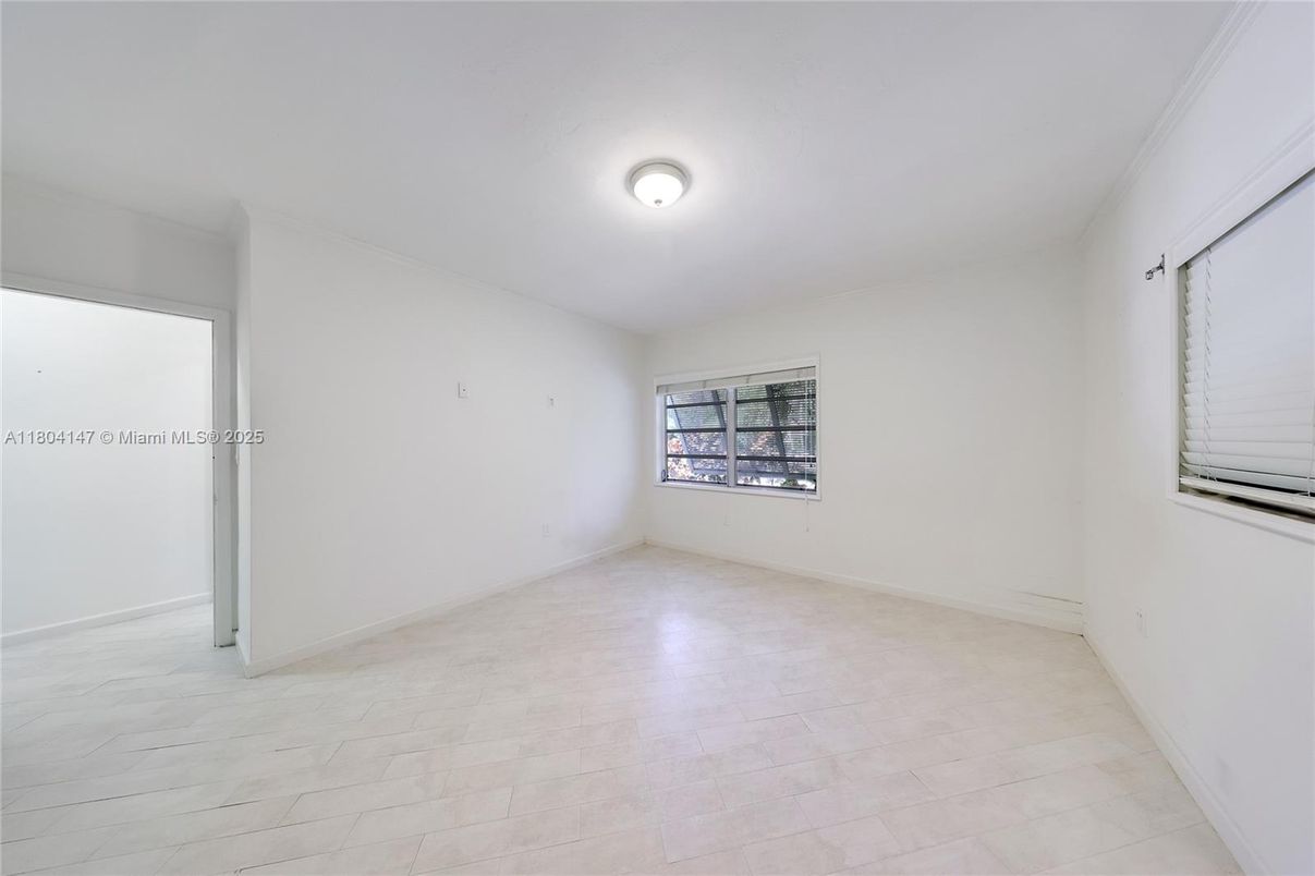 Empty room, Interior