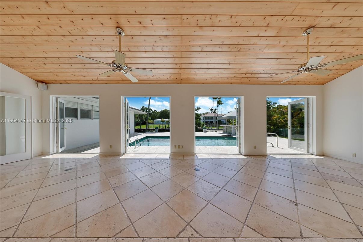 Empty room, Interior, Wooden Ceilings