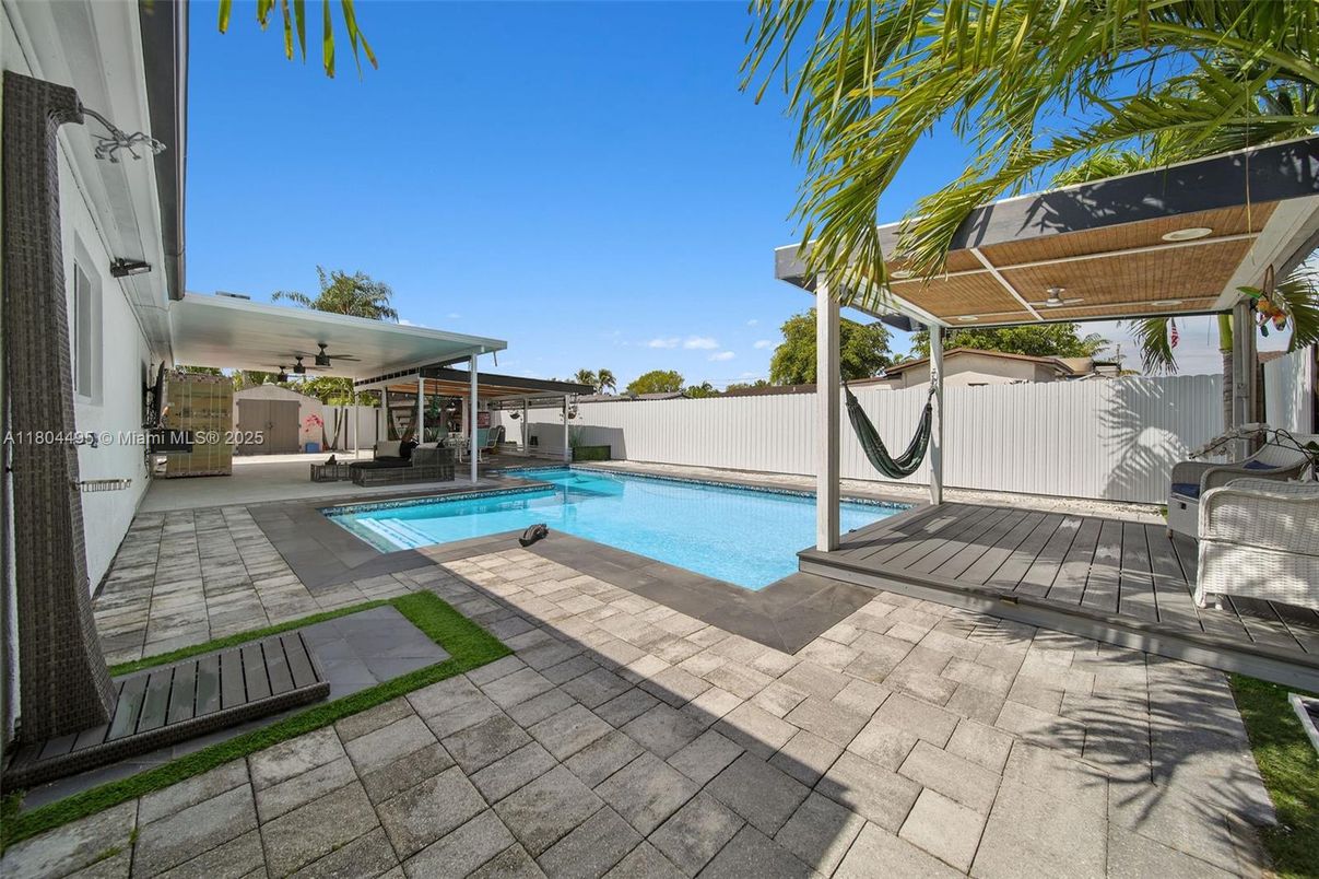 Exterior, Pool