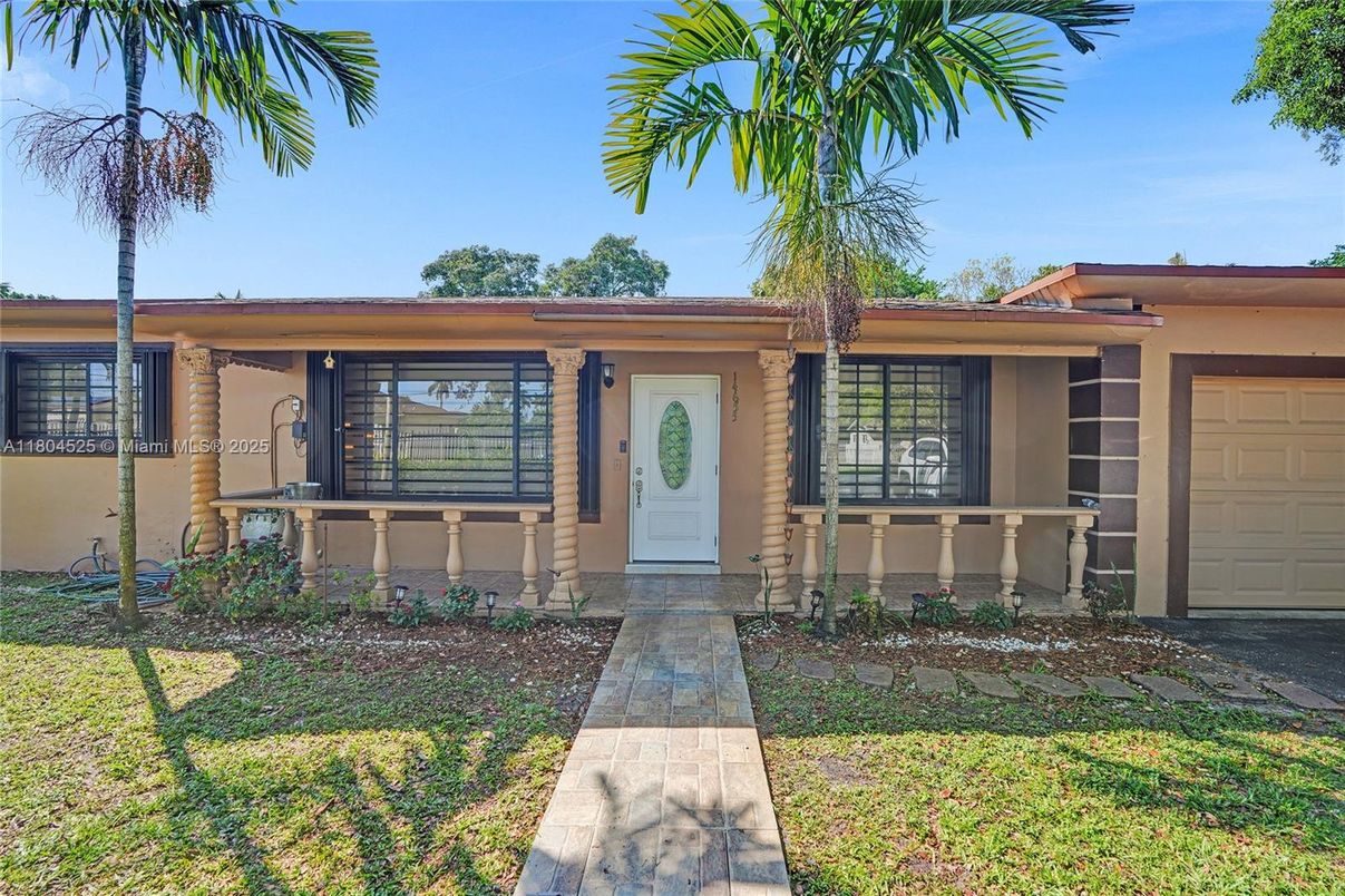 Exterior, Facade, Ranch
