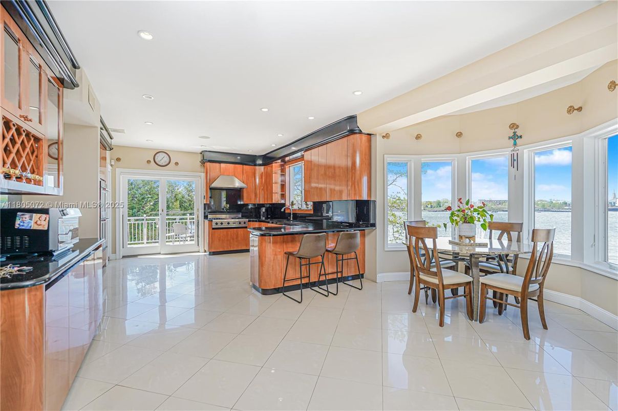Dining room, Interior, Kitchen, Recessed Lighting, Water