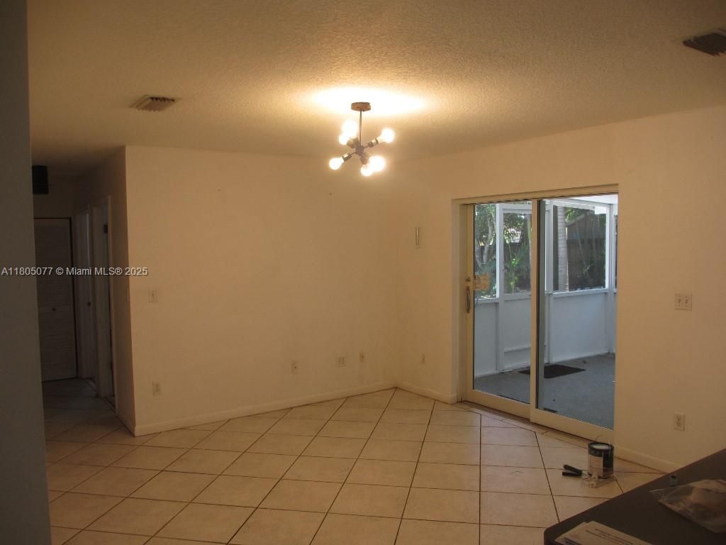 Empty room, Interior
