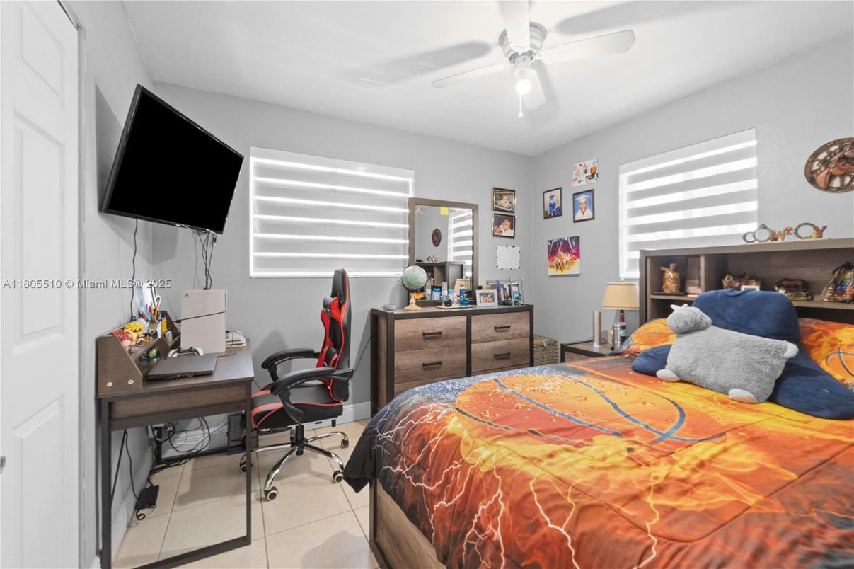 Home Office, Interior